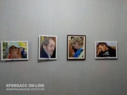 В Криворожском выставочном зале открылась выставка художественных работ представителей организации людей с инвалидностью «Разом»