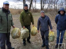 Криворожские рыбаки очистили берег Карачуновского водохранилища от мусора