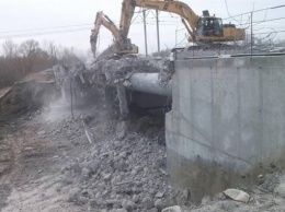 Столичные коммунальщики демонтировали эстакаду, ведущую к скандальному строительству на Осокорках (фото, видео)