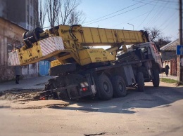 В Бердянске на дороге провалился кран