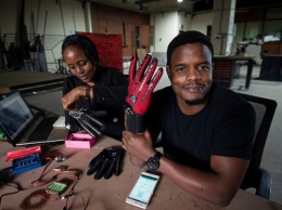 Парень из Кении изобрел "умную" перчатку: гаджет преобразовывает язык жестов в звуки