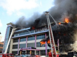Огонь достиг четвертого этажа: в Баку загорелся большой торговый центр