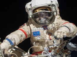 Скафандр давит на бюст. В NASA отменили выход в космос двух женщин