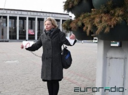 В центре Минска женщина приковала себя к столбу