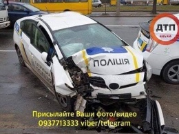В Киеве авто патрульных влетело в столб, двое полицейских в больнице