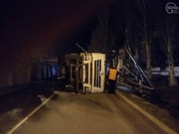 В Мариуполе перевернулся грузовик