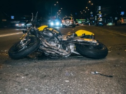 ДТП в Киеве: водитель "евробляхи" сбил мотоциклиста (видео)