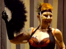 71-летняя британка стала самой возрастной танцовщицей бурлеска