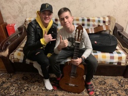 Подростку, пострадавшему от рук гопников, подарили новую гитару