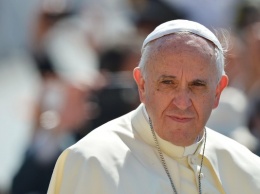 Папа Римский взволновал общественность, не разрешив прихожанам целовать свой перстень. Видео