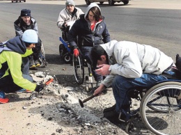 На Днепропетровщине люди с инвалидностью разбили тротуар молотками