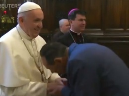 Быстро убрал руку: Папа Римский озадачил прихожан необычным поведением