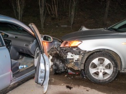 В Днепре напротив «Каравана» столкнулись Mazda и Kia: пострадали трое