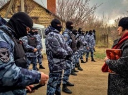 Стычки с ОМОНом в Крыму: ФСБ проводит массовые обыски у крымских татар (ВИДЕО)