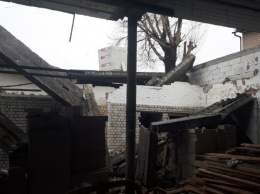 Возле Почайны обвалилась крыша здания: есть жертва и пострадавшие