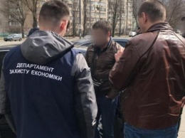 В Киеве на взятке 2 тысячи долларов задержали служащего коммунального предприятия (фото)