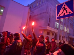 Активисты зажгли фаеры под зданием МВД во время акции протеста