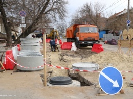 Цивилизация близко: в Николаеве у Центрального рынка начали укладывать трубы под канализацию