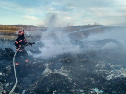 На Тернопольщине третьи сутки горит мусорный полигон