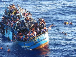 Мигранты «отблагодарили» экипаж судна, который их спас: «только в бинокль»