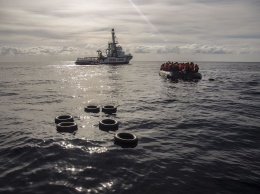 Италия: мигранты захватили судно в Средиземном море