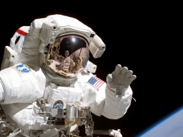 Астронавты NASA показали редкие фото с открытого космоса: "Это чудесный день"