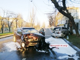 Перекрытый проспект, поваленный столб и сгоревшее авто: в Николаеве подростки покатались на папиной «Тойте»