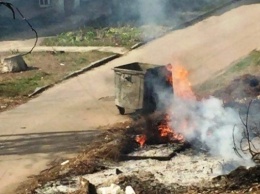 В Запорожье коммунальное предприятие вместо вывоза мусора сжигает его (ФОТО, ВИДЕО)