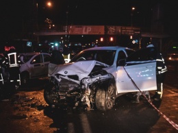 В Киеве BMW на высокой скорости влетел в пять авто: водитель сбежал с места ДТП (фото, видео)