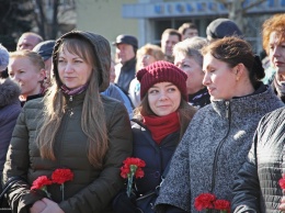 Сотни николаевцев возложили цветы к мемориалу геров-ольшанцев в 75 годовщину освобождения города от нацистских захватчиков