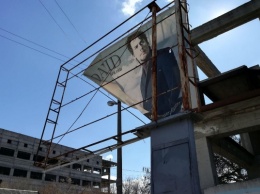 В Херсоне на головы прохожим может рухнуть старый билборд