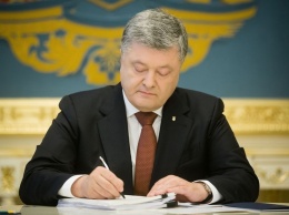 Порошенко подписал указ о денежном вознаграждении Героям Украины