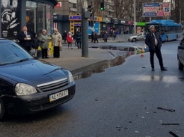 В Днепре на Калиновой столкнулись два ВАЗа: двух прохожих зажало между авто и магазином