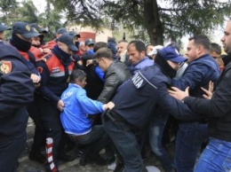 Столкновения и дымовые шашки: в Албании протестующие пытались прорваться в парламент