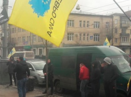 "Евробляхеры" пикетируют Винницкую ОГА, угрожают устроить бессрочную акцию