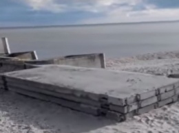 Центральный пляж в Кирилловке "зашили" бетонными плитами (видео)