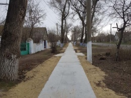 На центральной улице Долиновки кладут новый тротуар