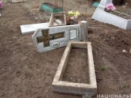 В Запорожье двое неизвестных надругались над могилами (ФОТО)