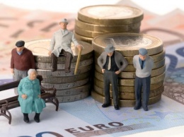 Украинцев обяжут самим откладывать на пенсию, но введут две выплаты