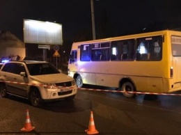 Во Львове 16-летняя девушка попала под колеса легковушки и и отлетела под автобус. Видео
