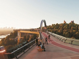 Зреет скандал: Кличко обвиняют в том, что пешеходный мост на Владимирской горке строят за счет новой больницы