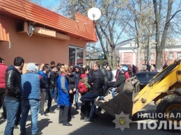 В Одессе безуспешно пытались снести кафе - его хозяева не пускают спецтехнику