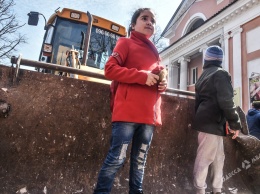 В Одессе пытаются снести кафе: владельцы блокируют экскаватор, используя детей (фото)