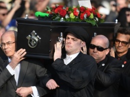 Пили и веселились: фанатов Кита Флинта пригласили на похороны (фото)