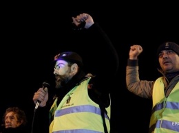 Во Франции оштрафовали лидера "желтых жилетов" за организацию демонстраций