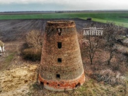 Запорожец поделился фотографиями старинной немецкой мельницы с высоты