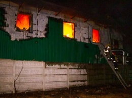На Киевщине в масштабном пожаре на военных складах пострадал человек (фото)