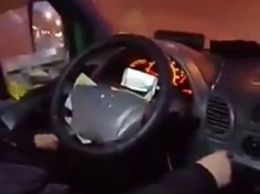 В запорожской маршрутке пассажиры засняли водителя, смотревшего видео за рулем