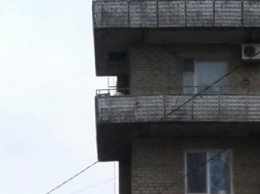 Над оживленным тротуаром угрожающе навис балкон (фото)