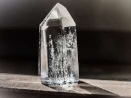 Российские физики создали полностью прозрачный кристалл